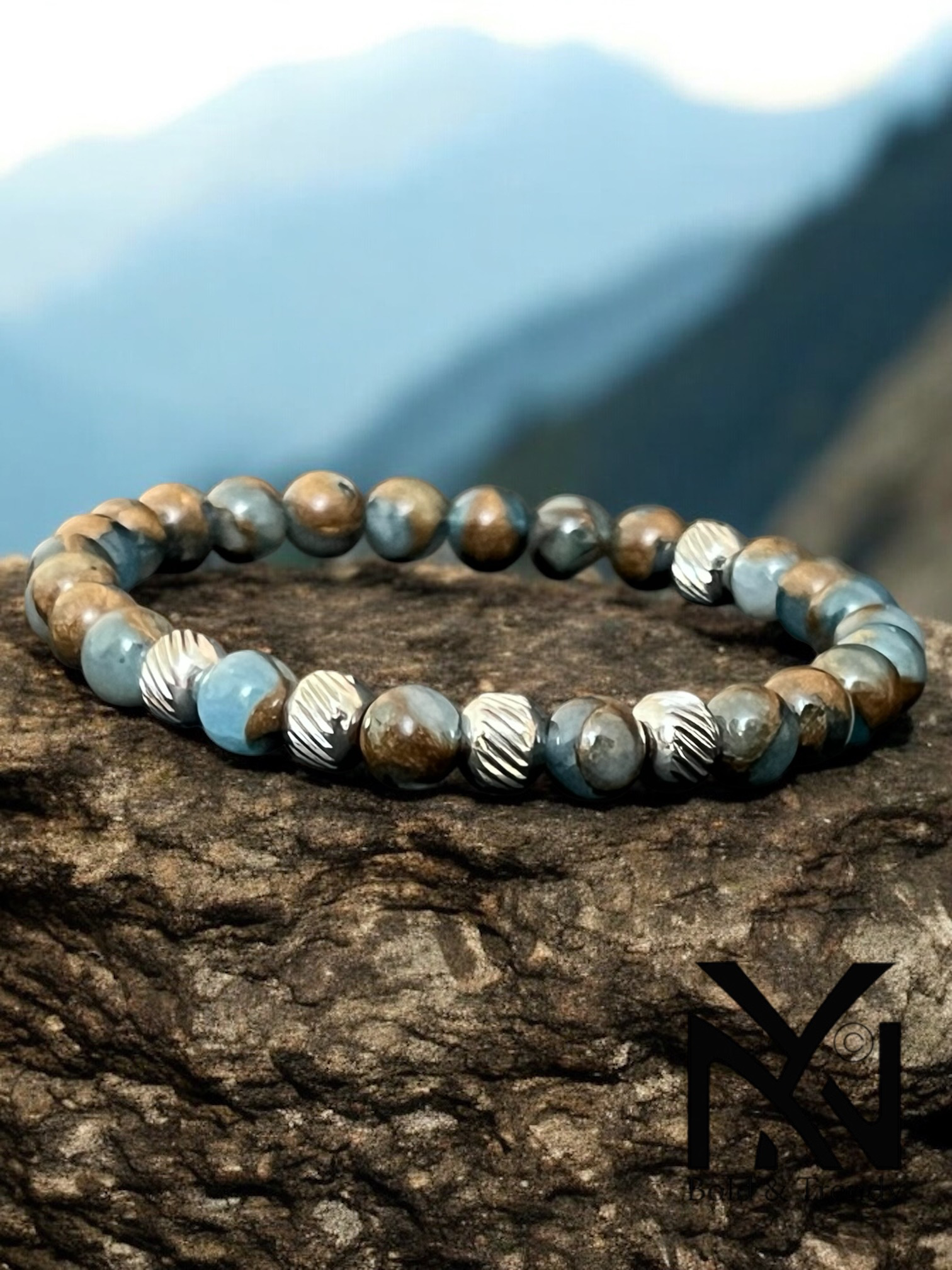 Jardin Émeraude bracelet featuring green gemstones inspired by a lush garden, promoting growth and tranquility
