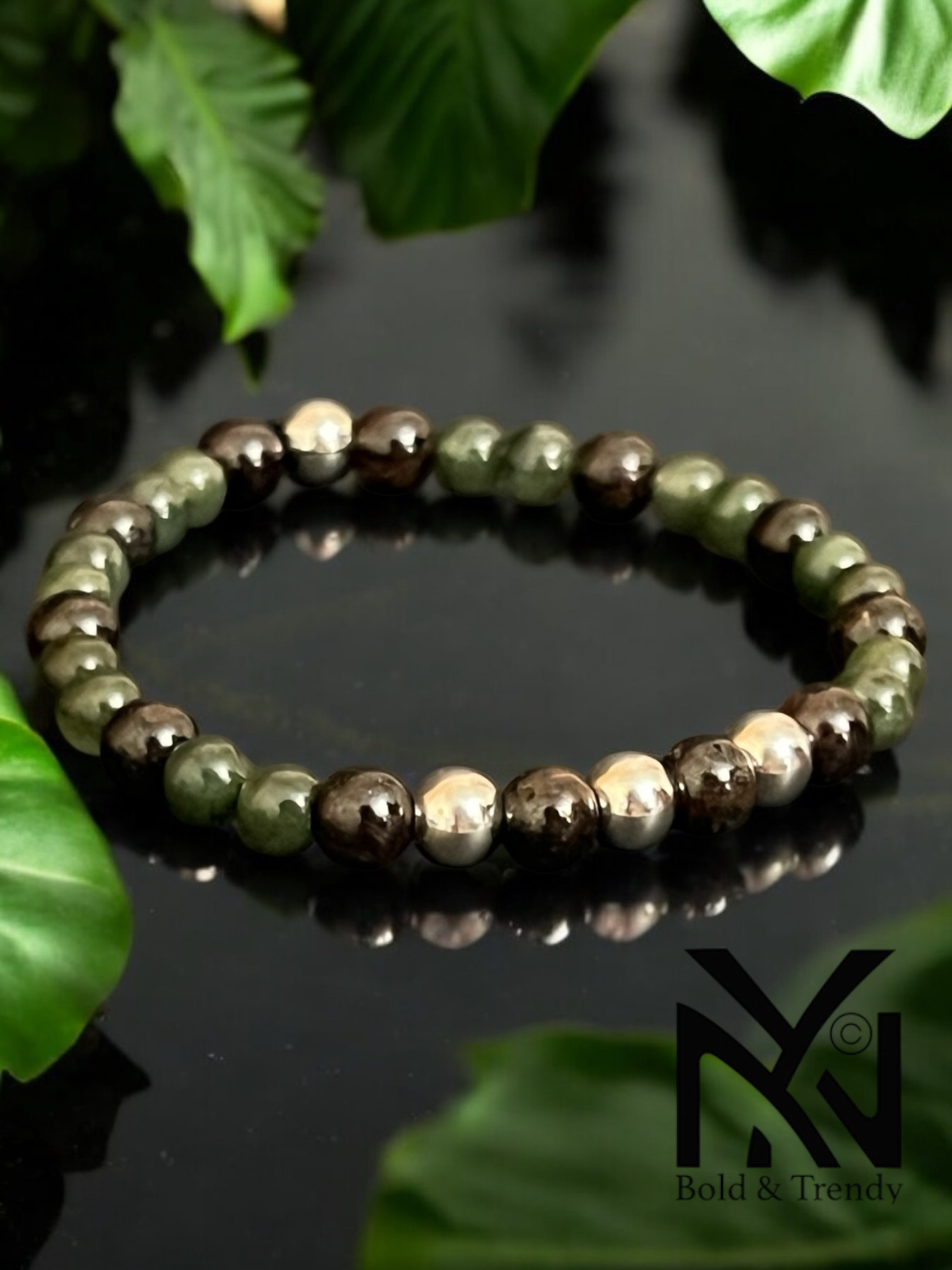 Nuit Sombre bracelet featuring dark green jade and garnet stones, crafted for emotional balance and protection