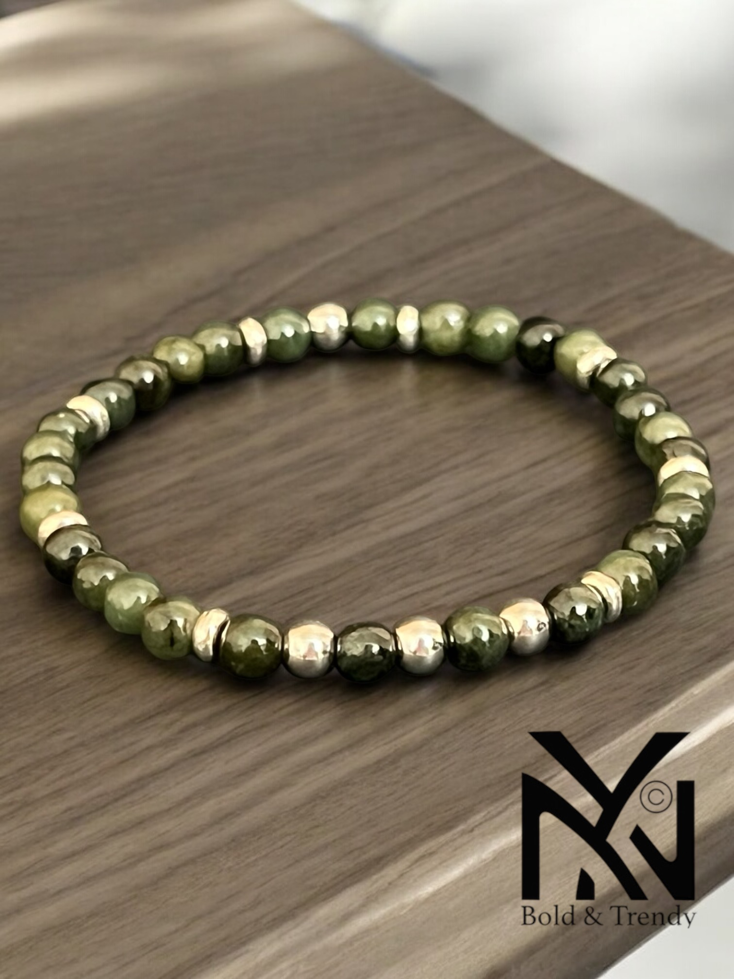 Lueur Pourpre bracelet with vibrant green jade stones, promoting healing and emotional balance