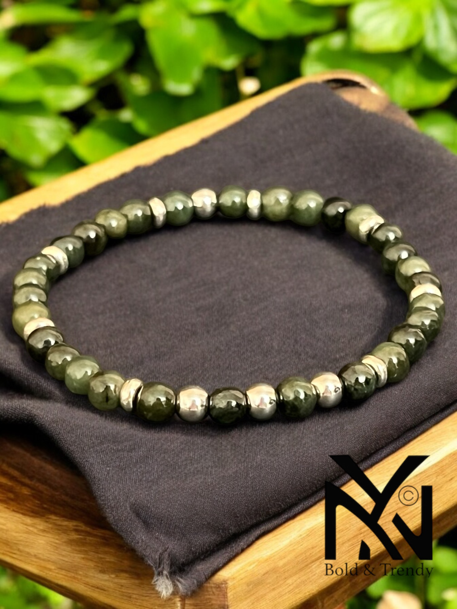 Lueur Pourpre bracelet featuring polished green jade stones, designed to enhance clarity and well-being
